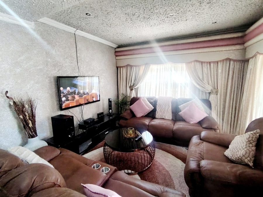 6 Bedroom Property for Sale in Zwelitsha Zone 6 Eastern Cape